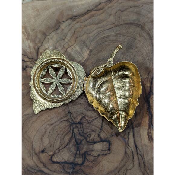 Avon 1972 Golden Leaf Solid Compact Pin Brooch with Faux Pearl Berry - Picture 6 of 6